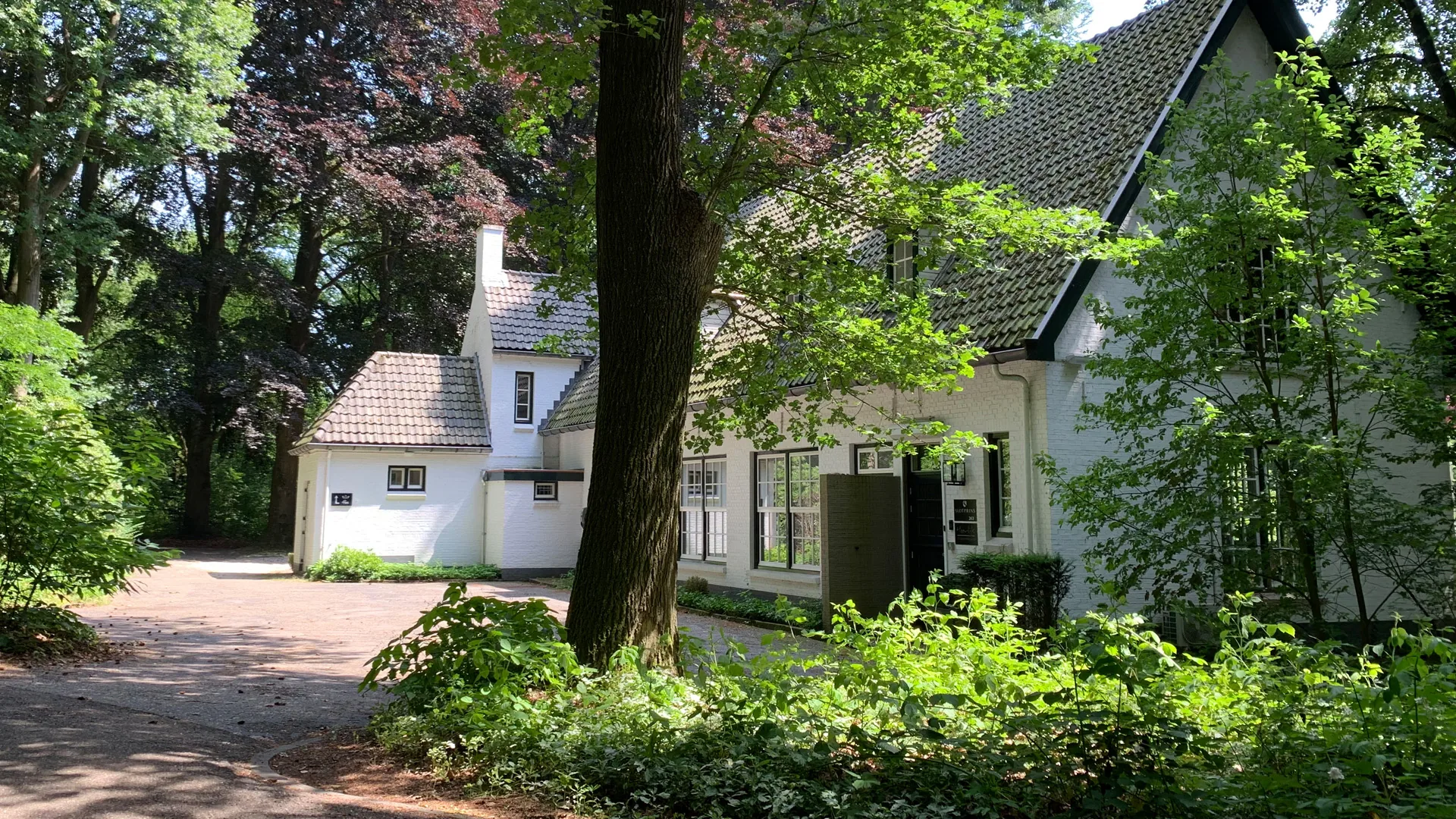 Het witte pand tussen de bomen in Oosterbeek